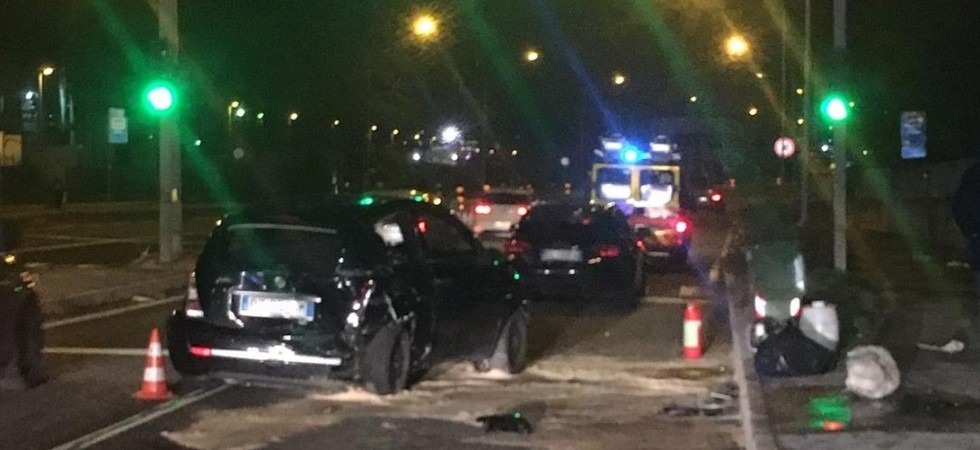 La passa a destra e la centra sul fianco